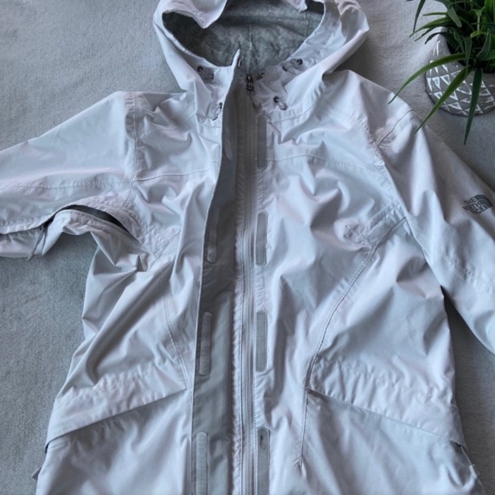 The North Face Hyvent 2.5 Waterproof Jacket- White